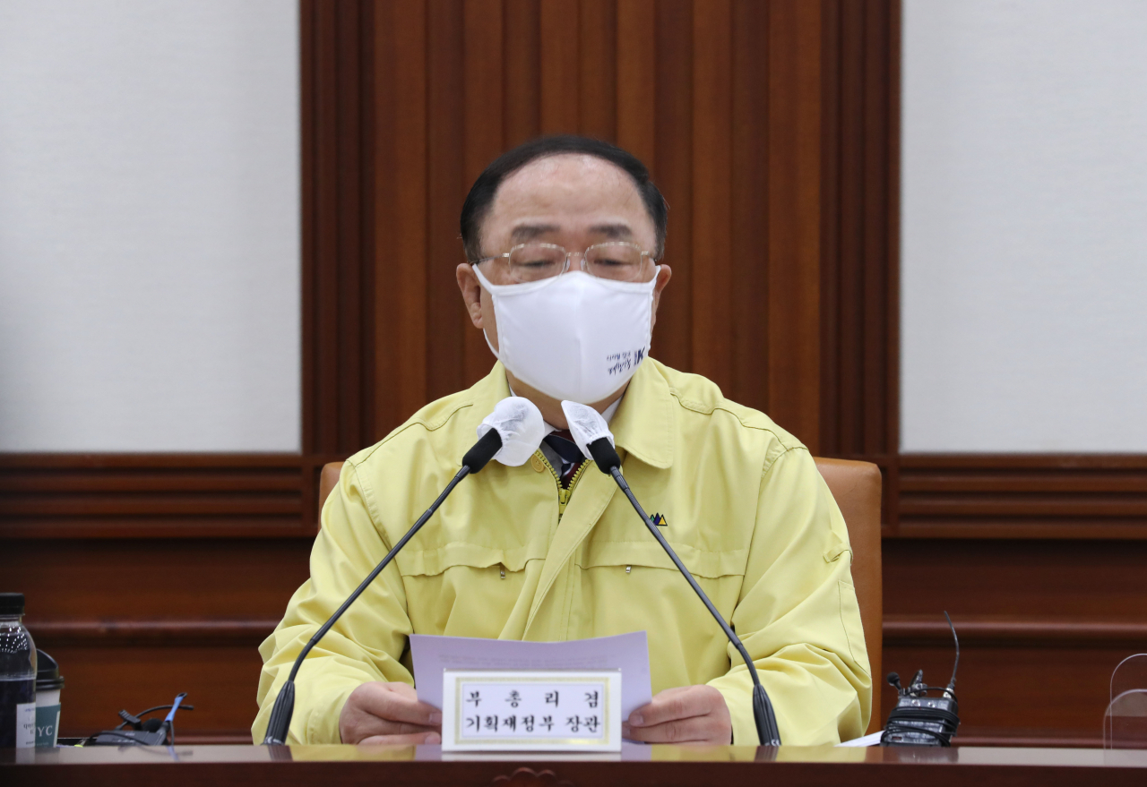 홍남기 경제부총리가 3일 정부서울청사에서 열린 제31차 비상경제 중앙대책본부 회의를 주재하고 있다. [연합]