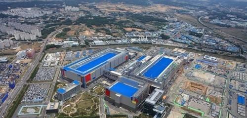 This file photo, provided by Samsung Electronics on May 21, 2020, shows the company's chip plant in Pyeongtaek, south of Seoul. (Yonhap)