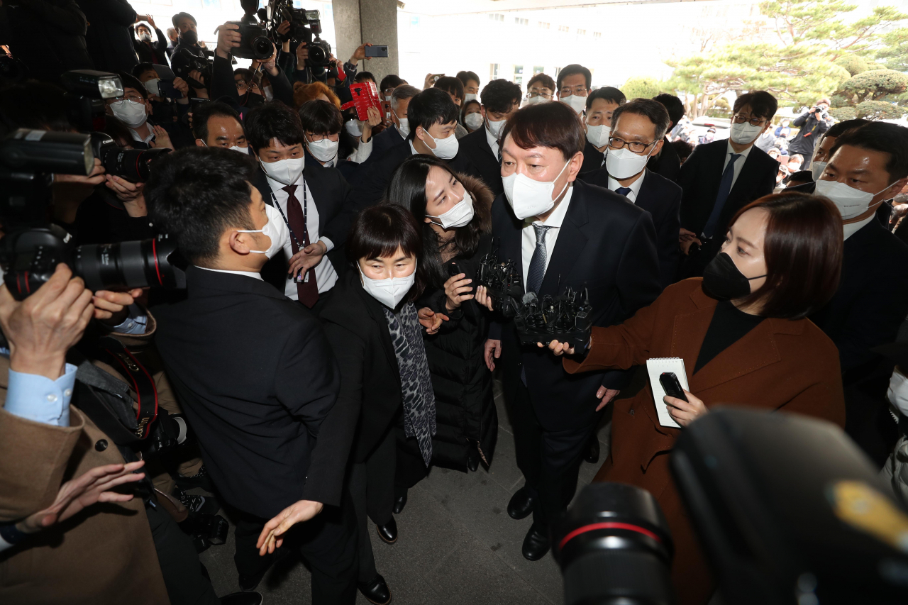 윤석열 검찰총장이 3일 오후 직원과의 간담회를 위해 대구고검과 지검을 방문한 가운데 윤 총장이 직원들과 이동하고 있다. [연합]