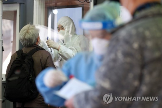국내 신종 코로나바이러스 감염증(코로나19) 신규 확진자 수가 나흘 만에 다시 400명대로 올라선 3일 서울 중구 서울역 코로나19 임시 선별검사소에서 시민들이 검사를 받고 있다[연합]