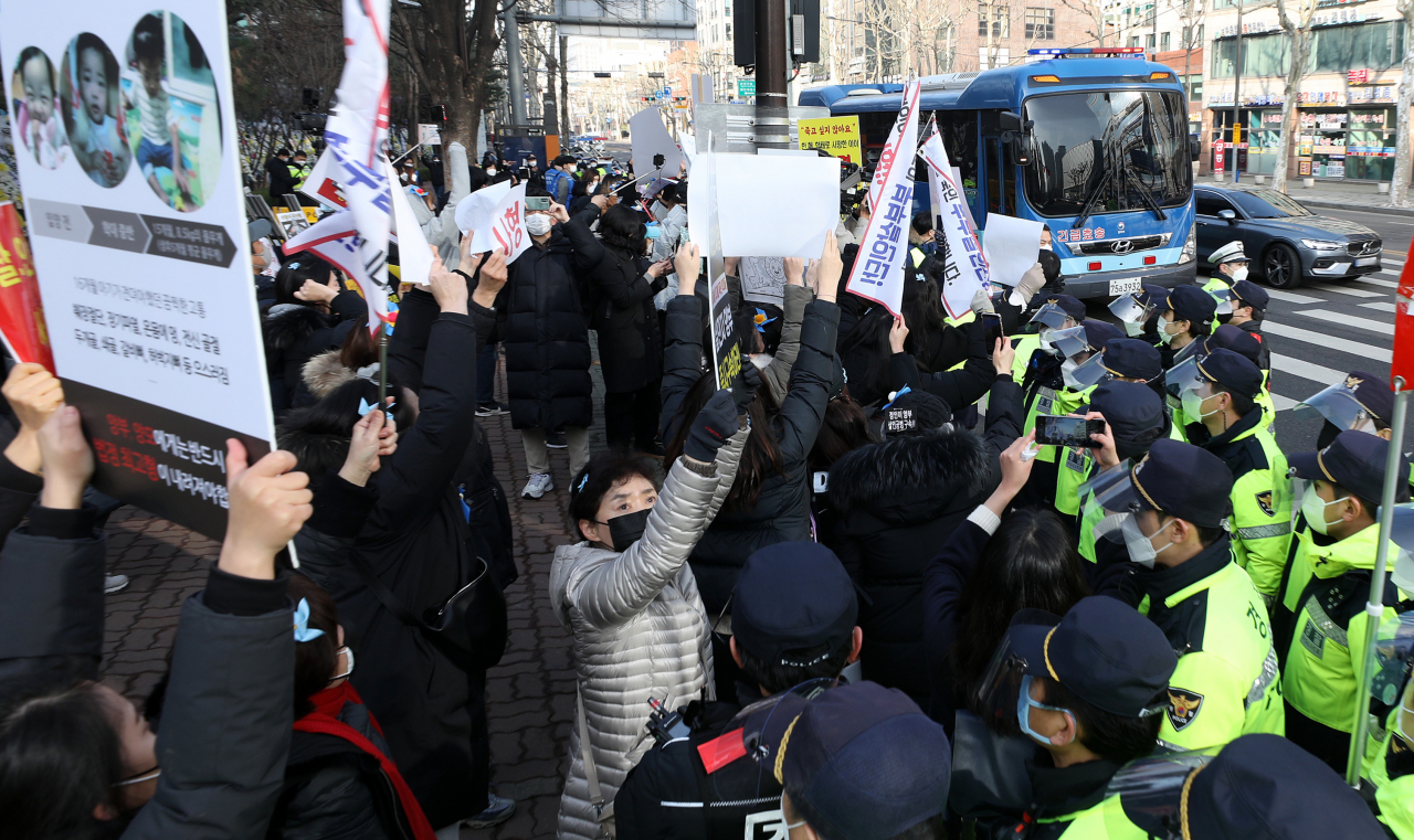 16개월 된 입양 딸 정인이를 학대해 숨지게 한 혐의를 받는 양부모의 3차 공판이 열린 3일 오전 서울 양천구 남부지방법원으로 양모가 탄 호송차가 들어가고 있다. [연합]