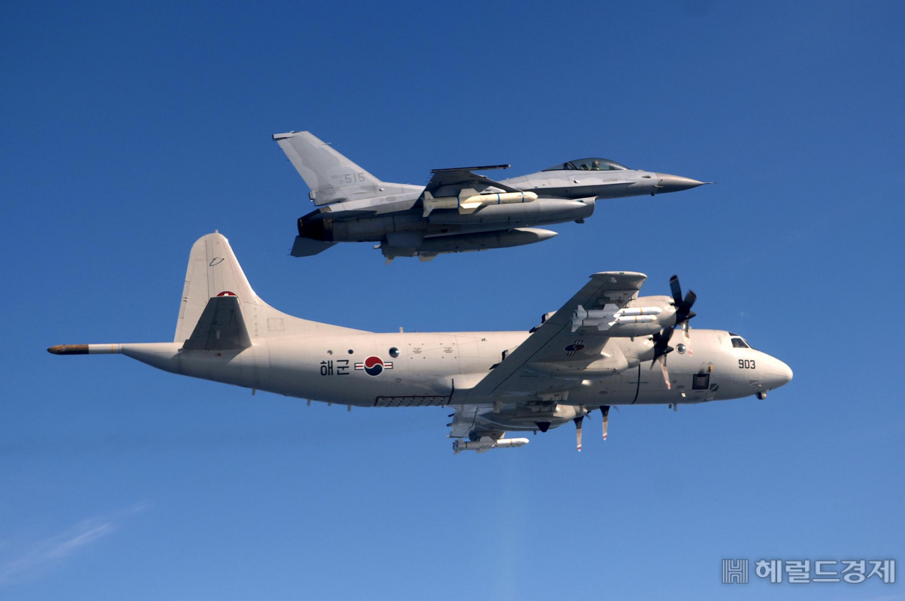 AGM-84 공대함 미사일을 탑재한 KF-16 전투기. 해군 항공대의 P-3C 해상초계기와 공대함 훈련 모습이다. [디펜스타임즈 제공]