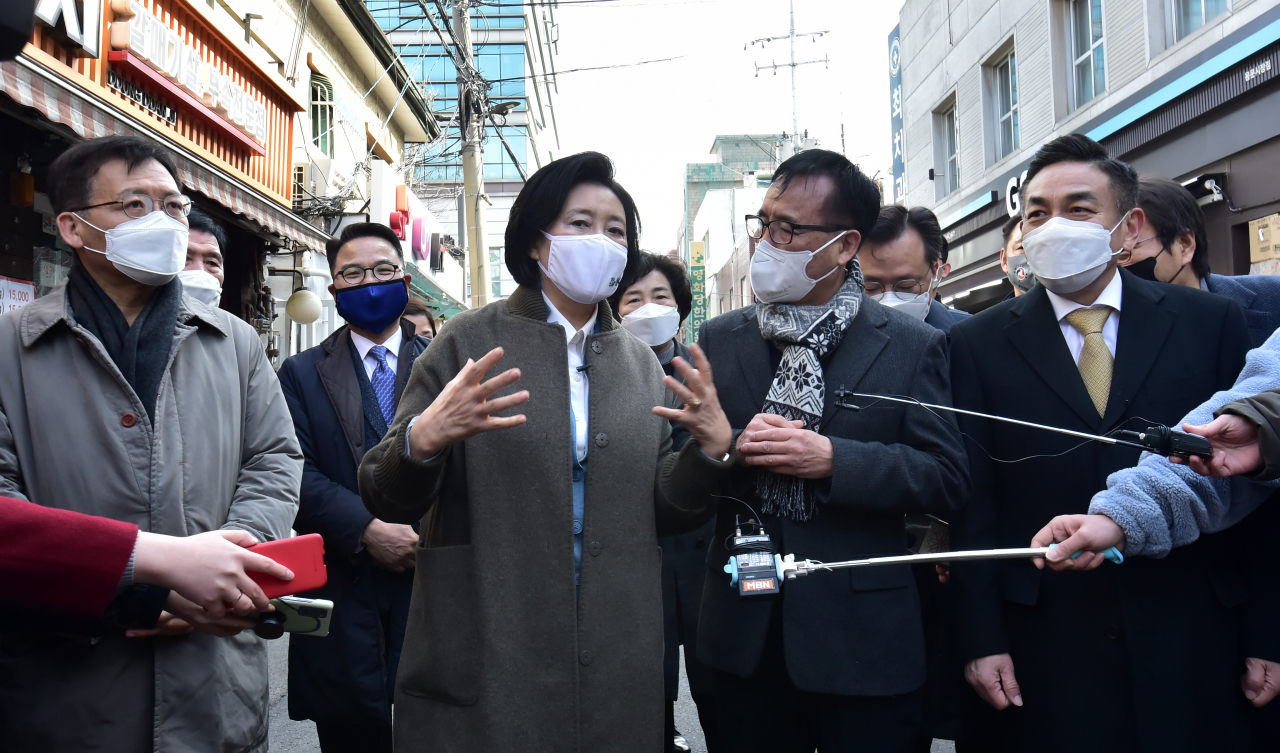 박영선 더불어민주당 서울시장 후보가 지난 3일 서울 용산구 용문전통시장을 찾아 반재선 용문시장 상인회장과 함께 시장을 둘러보고 있다. [연합]