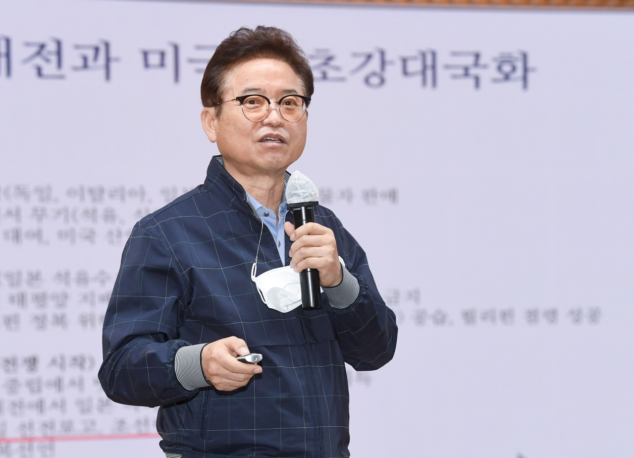 이철우 경북지사가 3일 도청 다목적홀에서 특강을 진행하고 있다.[경북도 제공]