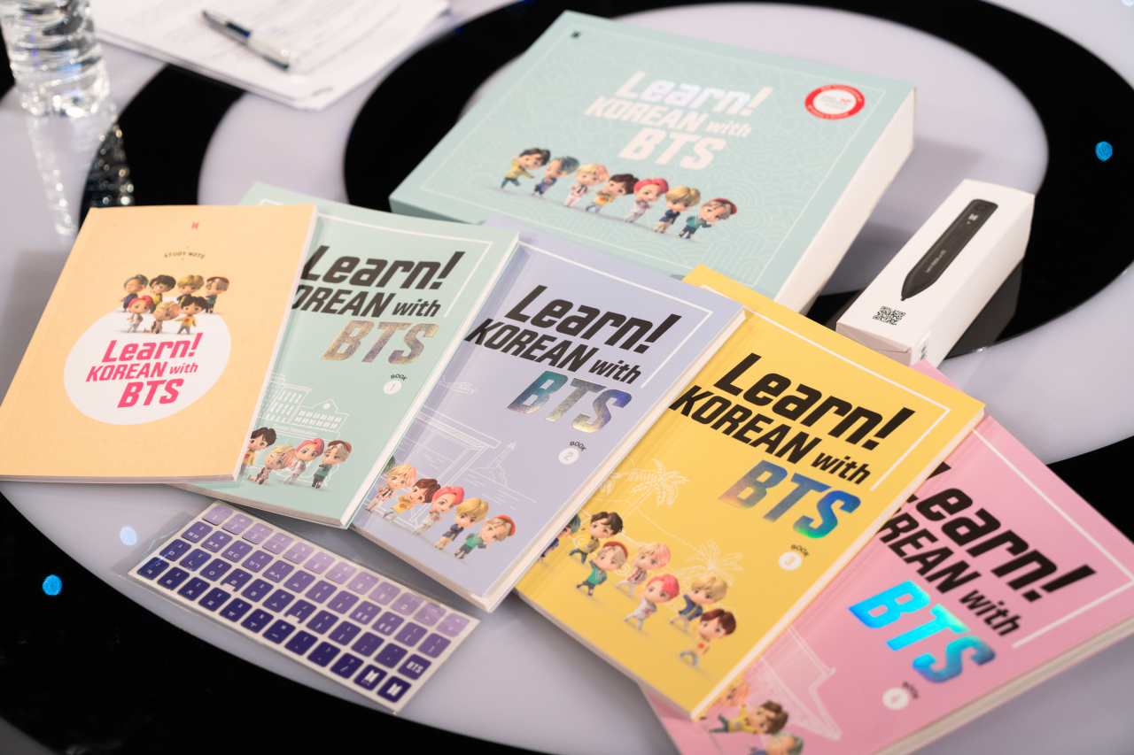 ‘Learn! KOREAN with BTS’ 교재
