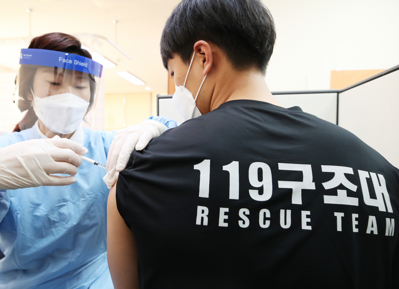 3일 오전 경기도 여주시보건소에서 여주소방서 119 구급대원이 신종 코로나바이러스 감염증(코로나19) 아스트라제네카(AZ) 백신 접종을 받고 있다. 연합뉴스
