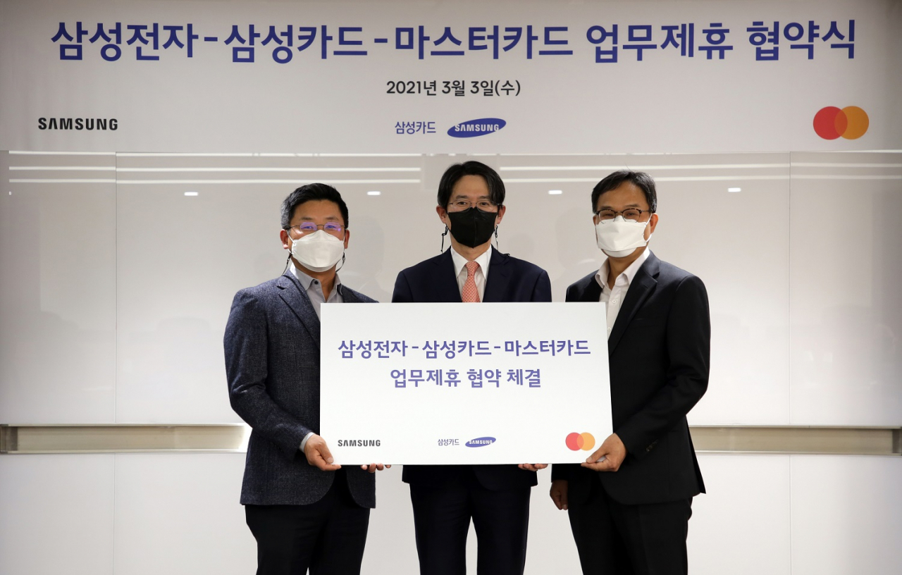 삼성카드 강병주 전무(가운데), 삼성전자 조장호 상무(왼쪽), 마스터카드 이태형 부사장이 기념사진을 촬영하고 있다.
