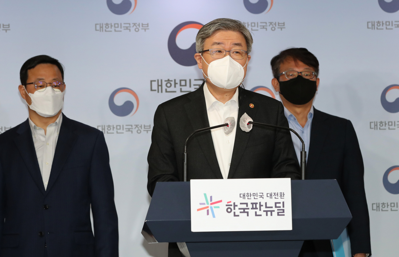 이재갑 고용노동부 장관이 지난 3일 정부서울청사에서 청년고용 활성화 방안을 발표한 뒤 취재진의 질문에 답변하고 있다. [연합]