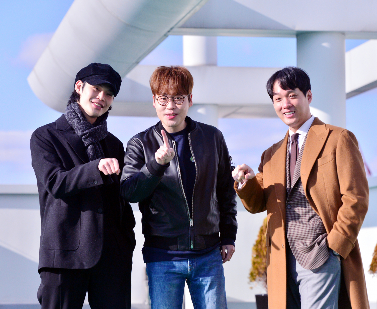 남성 사중창단을 뽑는 경연 프로그램 ‘팬텀싱어’ 시즌3 준우승팀 라비던스의 김바울(왼쪽부터), 시즌1 우승팀 포르테 디 콰트로 김현수, 시즌2 준우승팀 미라클라스 김주택은 “‘팬텀싱어’를 통해 같은 길을 가는 음악적 동료와 가족을 만났다”며 “나를 만족시키는 음악이 아닌 듣는 사람을 만족하게 하는 음악을 하고 싶다”고 말했다. 박현구 기자 phko@heraldcorp.com