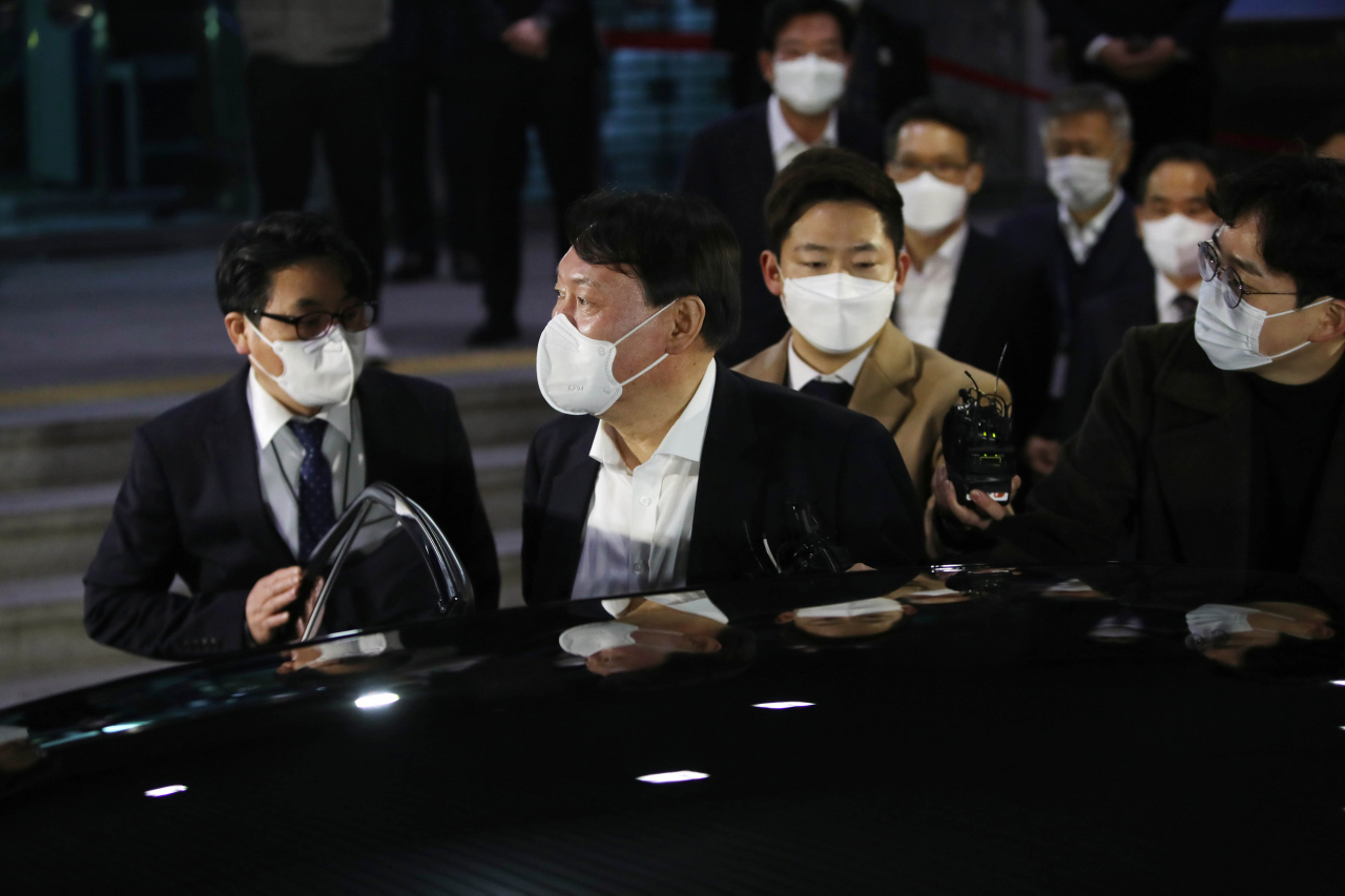 윤석열 검찰총장이 3일 오후 대구고검에서 일선 간담회를 끝낸 후 차량에 탑승하고 있다. [연합]