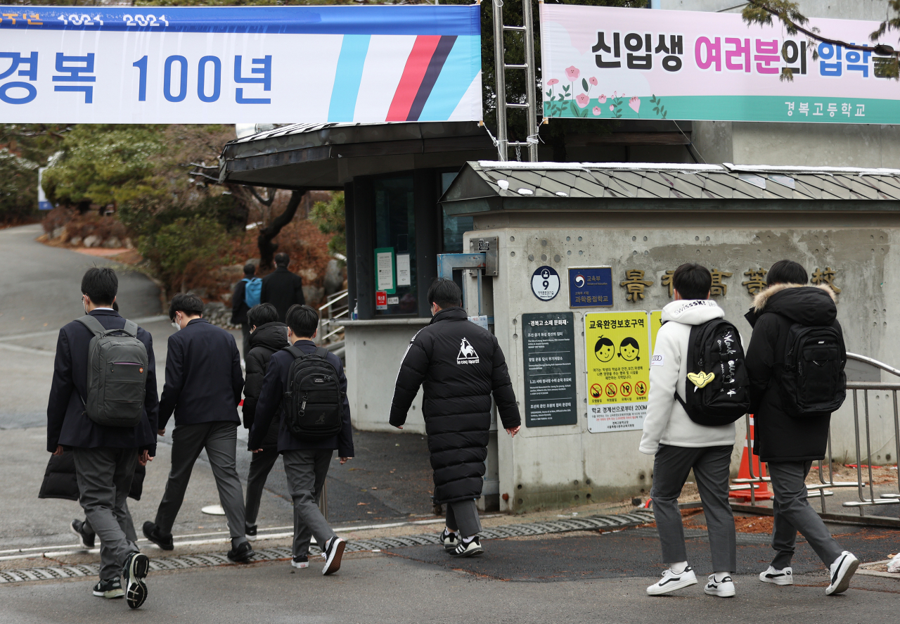 신종 코로나바이러스 감염증(코로나19) 상황에서 전국 유치원과 초·중·고교의 새 학년 등교가 시작된 지난 2일 오전 서울 종로구 경복고등학교에서 학생들이 등교를 하고 있다. [연합]