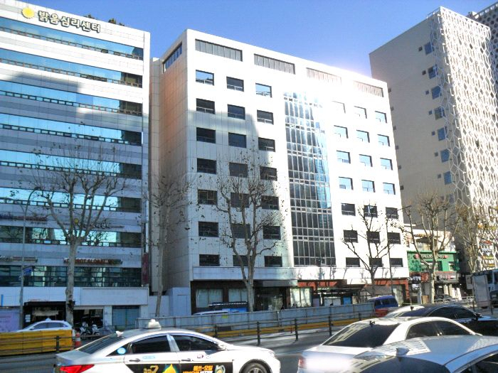서울 강남구 논현동에 있는 한 빌딩이 지난 3일 업무시설로는 역대 최고가격인 1389억9990만원에 낙찰됐다. [지지옥션 제공]