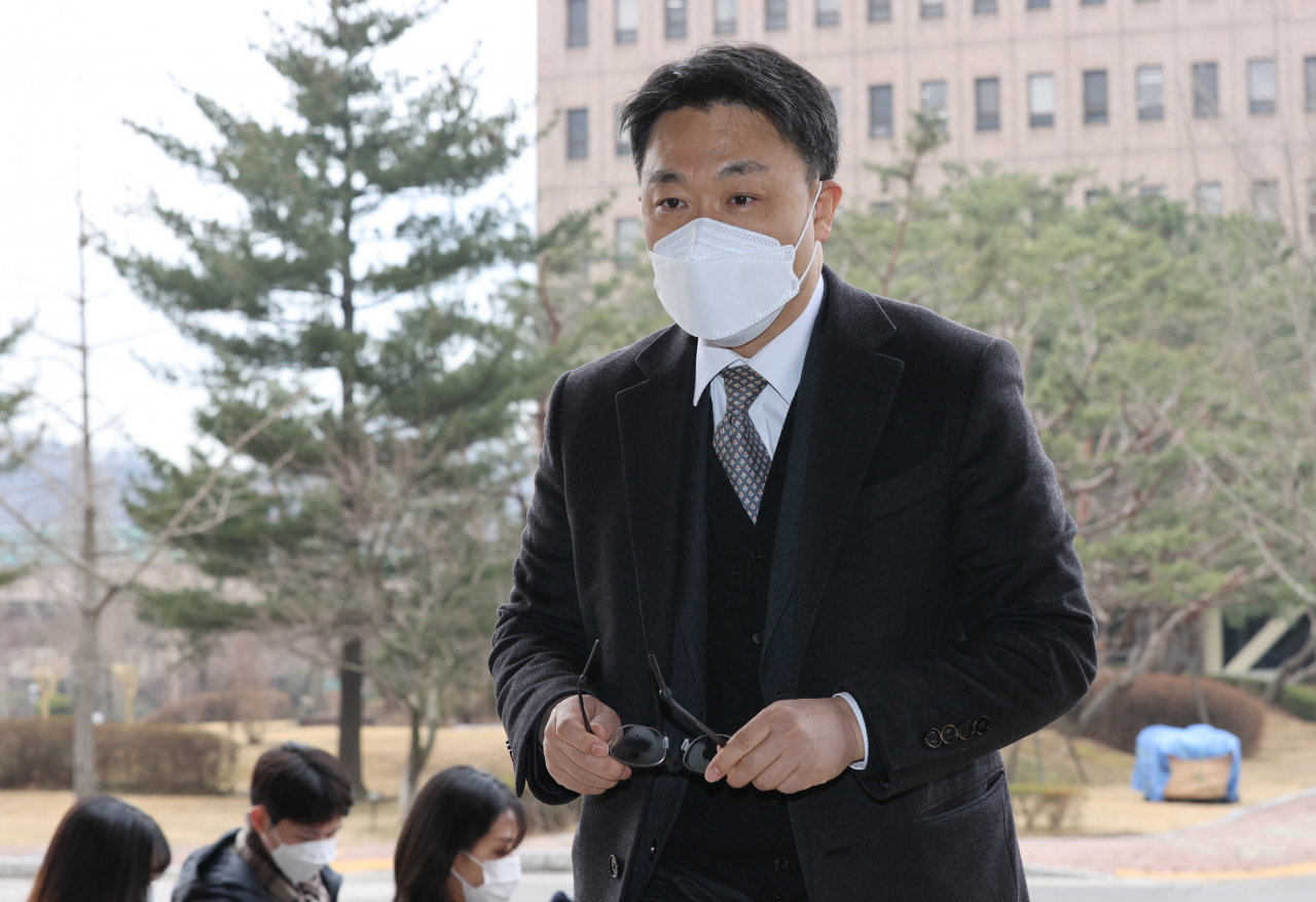 김진욱 고위공직자범죄수사처장이 4일 오전 정부과천청사 공수처로 출근하고 있다. 김 처장은 출근길에 취재진에 검찰이 이첩한 김학의 전 법무부 차관 불법 출국금지 사건 처리와 관련해 "기록을 검토한 뒤 다음 주에 결론을 내리겠다"고 말했다. [연합]