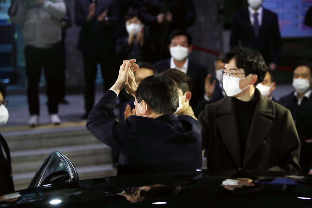 윤석열 검찰총장이 지난 3일 대구고검과 지검에서 직원과의 간담회를 끝낸 후 차에 오르기 전 직원들에게 손뼉을 쳐주며 격려하고 있다. [연합]