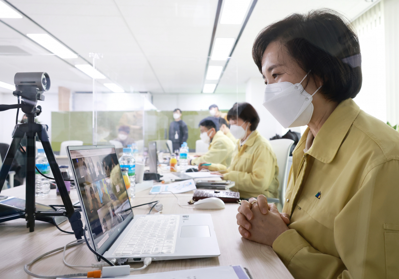 유은혜 사회부총리 겸 교육부 장관이 지난 2울25일 경기 고양시 한국교육방송공사(EBS) 본사를 찾아 3월 신학기 등교를 앞둔 공공 학습관리시스템(LMS) 온라인클래스 준비 상황을 점검하고 있다. [교육부]