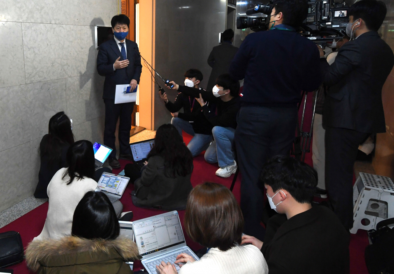 오기형 더불어민주당 검찰개혁특별위원회 대변인이 4일 오전 서울 여의도 국회에서 열린 검찰개혁특위 회의를 마치고 브리핑하고 있다. 이상섭 기자