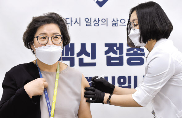 26일 오후 경기도 수원시 아주대 요양병원에서 병원 종사자가 신종 코로나바이러스 감염증(코로나19) 아스트라제네카(AZ) 백신 접종을 받고 있다. [연합]