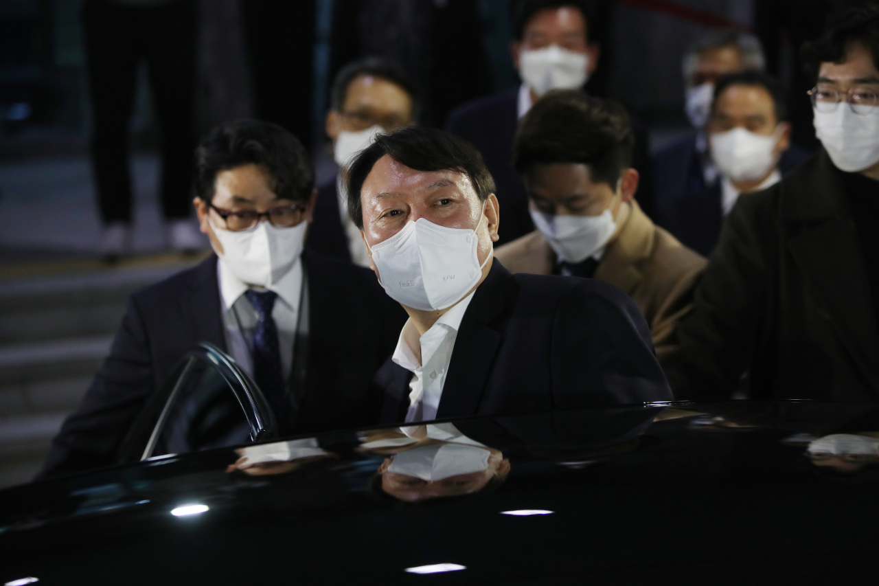 윤석열 검찰총장이 3일 오후 대구고검과 지검에서 직원과의 간담회를 끝낸 후 차량에 탑승하고 있다. [연합]