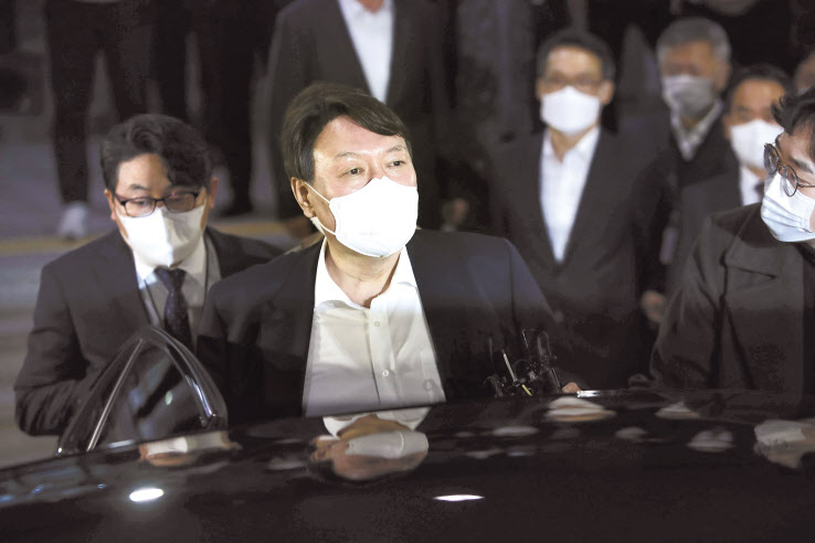 윤석열 검찰총장이 3일 오후 대구고검과 지검에서 직원과의 간담회를 끝낸 후 차량을 타기 위해 이동하고 있다. [연합]