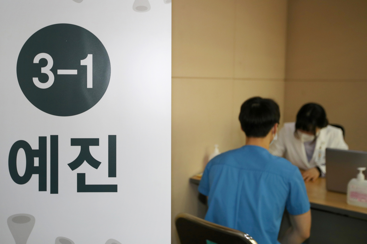 의료진 대상 코로나19 백신 자체 접종이 실시된 4일 오전 서울 종로구 서울대병원에서 접종 대상 의료진이 접종 전 예진을 받고 있다. 이날 총 50여명의 의료진이 백신을 접종했다. [연합]