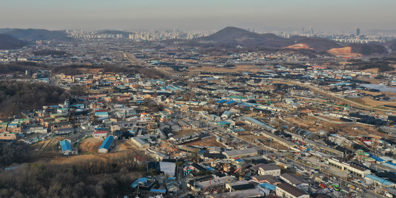 국민권익위원회는 4일부터 오는 6월30일까지 LH 직원들의 투기 의혹과 관련해 ‘공직자 직무관련 투기행위 집중신고 기간’을 운영한다고 밝혔다. 경기도 시흥시 과림동 일대 모습 [연합]