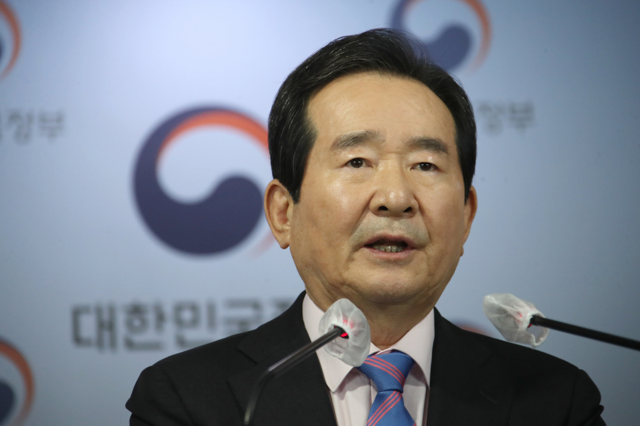 정세균 국무총리가 4일 오후 정부서울청사 브리핑실에서 두 번째 정례 브리핑을 하고 있다. ［연합］