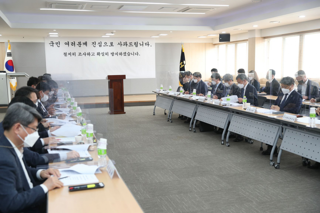 한국토지주택공사(LH)는 최근 발생한 일부 직원의 신도시 사전 투기 의혹에 대한 조사와 신속한 재발방지 대책 마련을 위한 비상대책회의를 개최하고, 사전투기 의혹 발생에 대한 대국민 사과문을 발표했다. 사진은 4일 장충모 LH 부사장을 비롯한 LH 관계자들이 비상대책회의를 진행하는 모습. [한국토지주택공사(LH) 제공]