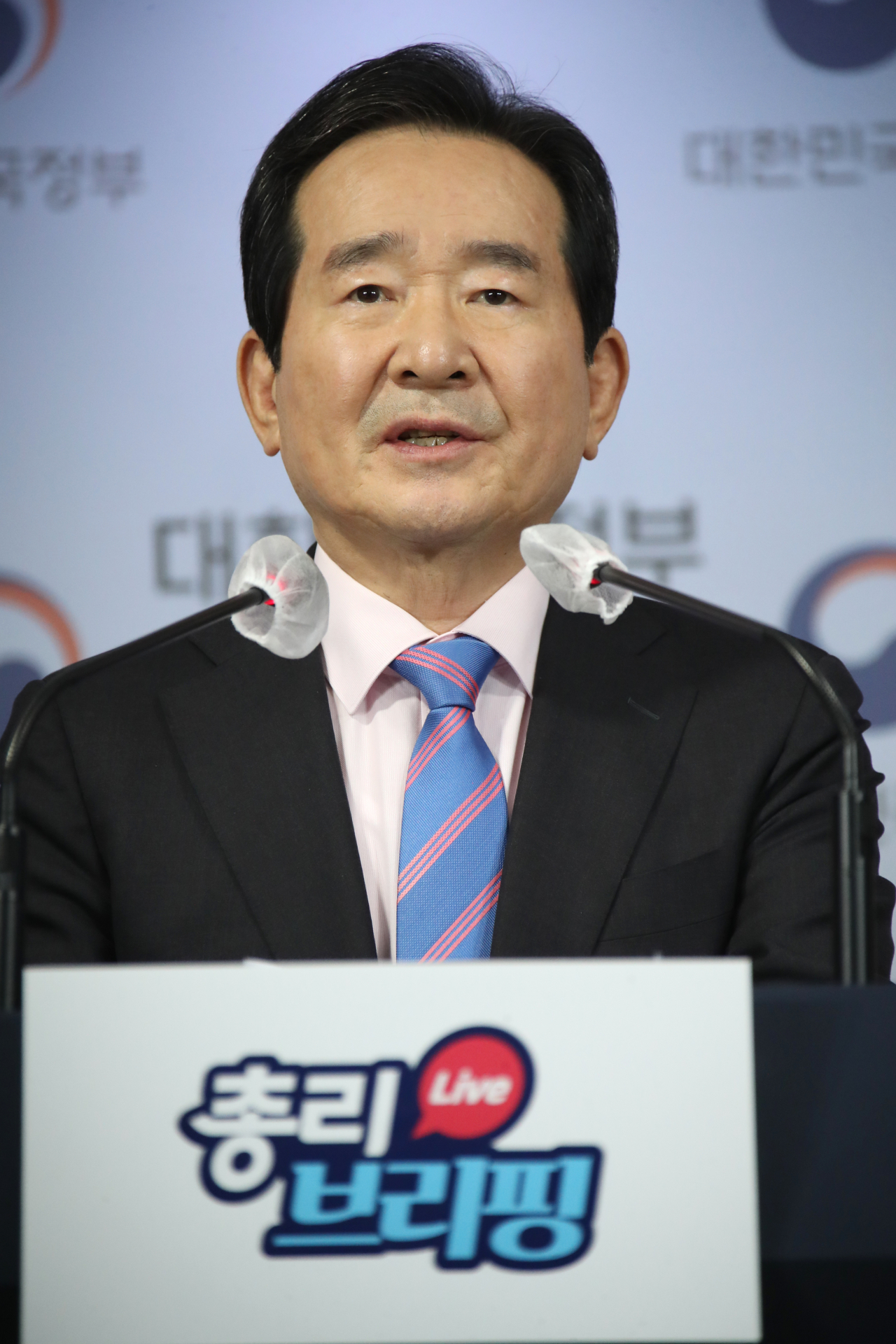 정세균 국무총리가 4일 오후 정부서울청사 브리핑실에서 두 번째 정례 브리핑을 하고 있다. ［연합］