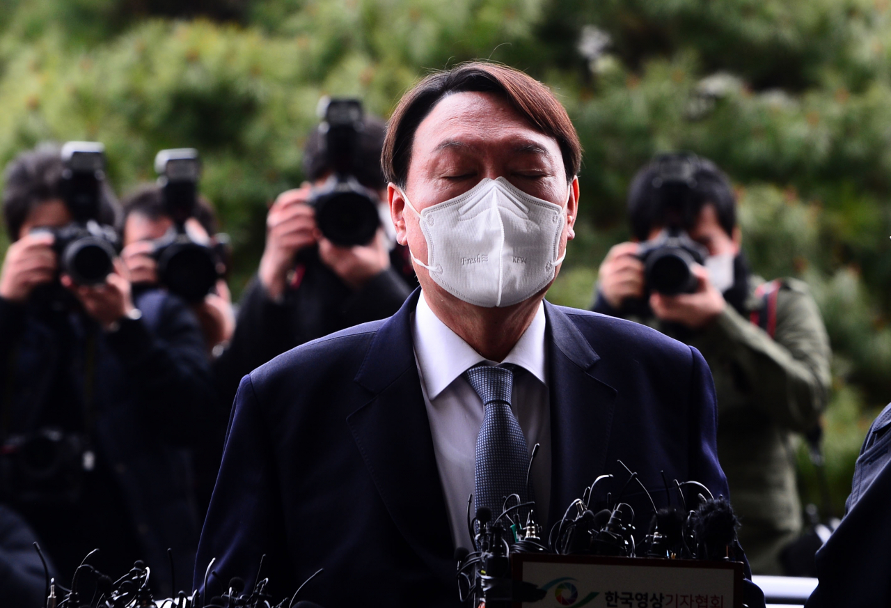 윤석열 검찰총장이 4일 오후 서울 서초구 대검찰청 현관에서 검찰총장직 사의를 밝히고 있다. [박해묵 기자/mook@]