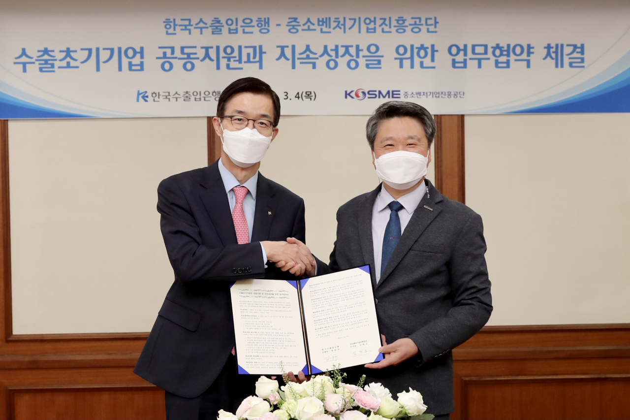 김학도(오른쪽) 중소벤처기업진흥공단 이사장과 방문규 수출입은행장이 4일 수출초기 중소기업 지원 관련 업무협약을 체결했다. [중진공 제공]