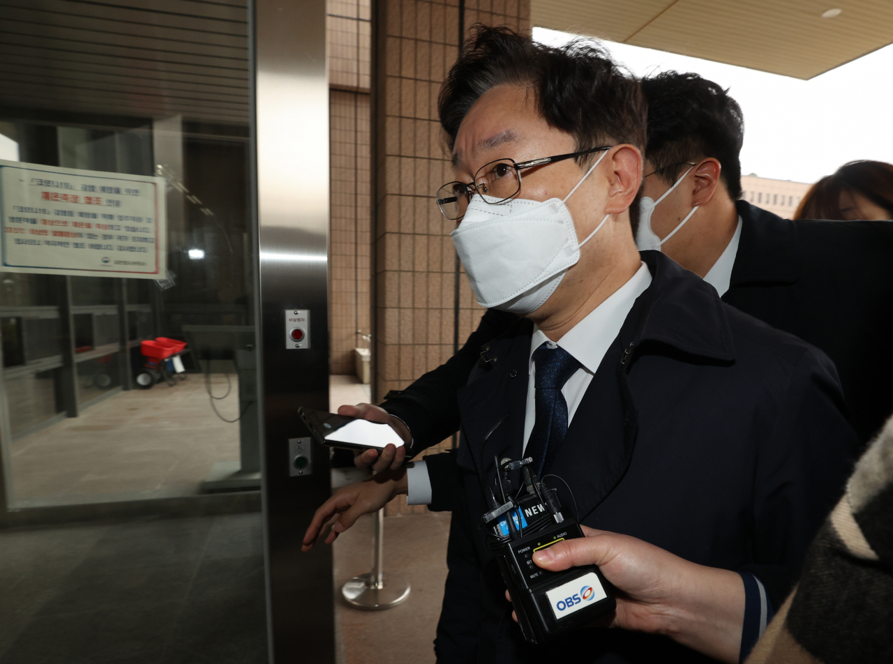 박범계 법무부 장관이 4일 오전 정부과천청사 법무부로 출근하고 있다. [연합]