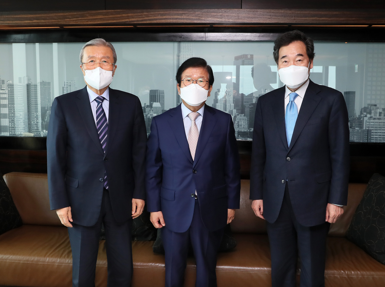 4일 박병석 국회의장(가운데)이 이낙연 더불어민주당 대표(오른쪽), 김종인 국민의힘 비상대책위원장과 오찬 회동을 갖고 국정 현안에 대한 의견을 교환했다. [국회의장실 제공]