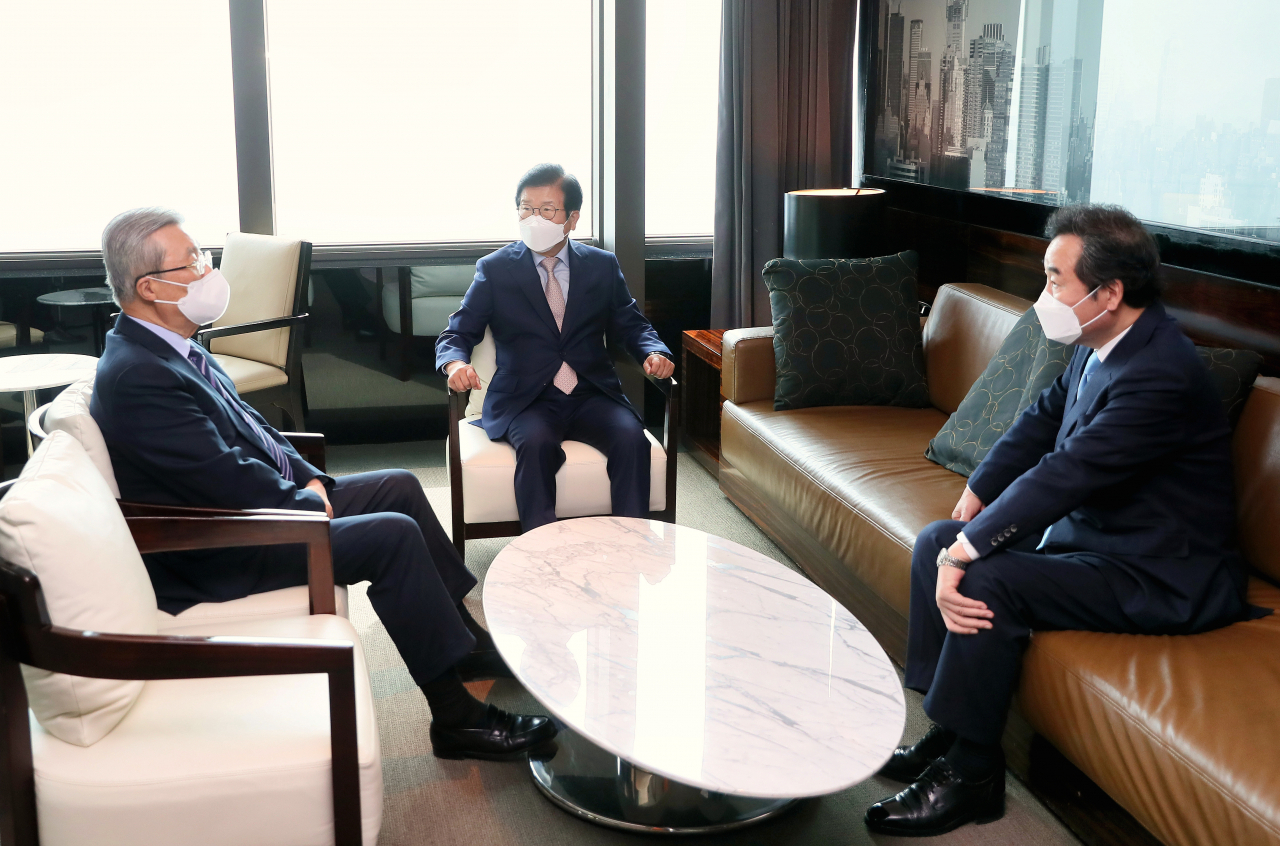 4일 박병석 국회의장(가운데)이 이낙연 더불어민주당 대표(오른쪽), 김종인 국민의힘 비상대책위원장과 오찬 회동을 갖고 국정 현안에 대한 의견을 교환했다. [국회의장실 제공]