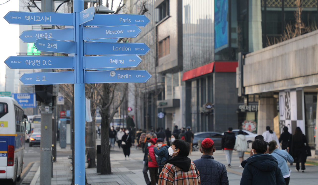 Pedestrians walk on a street near Gwanghwamun Square in February. (Yonhap)