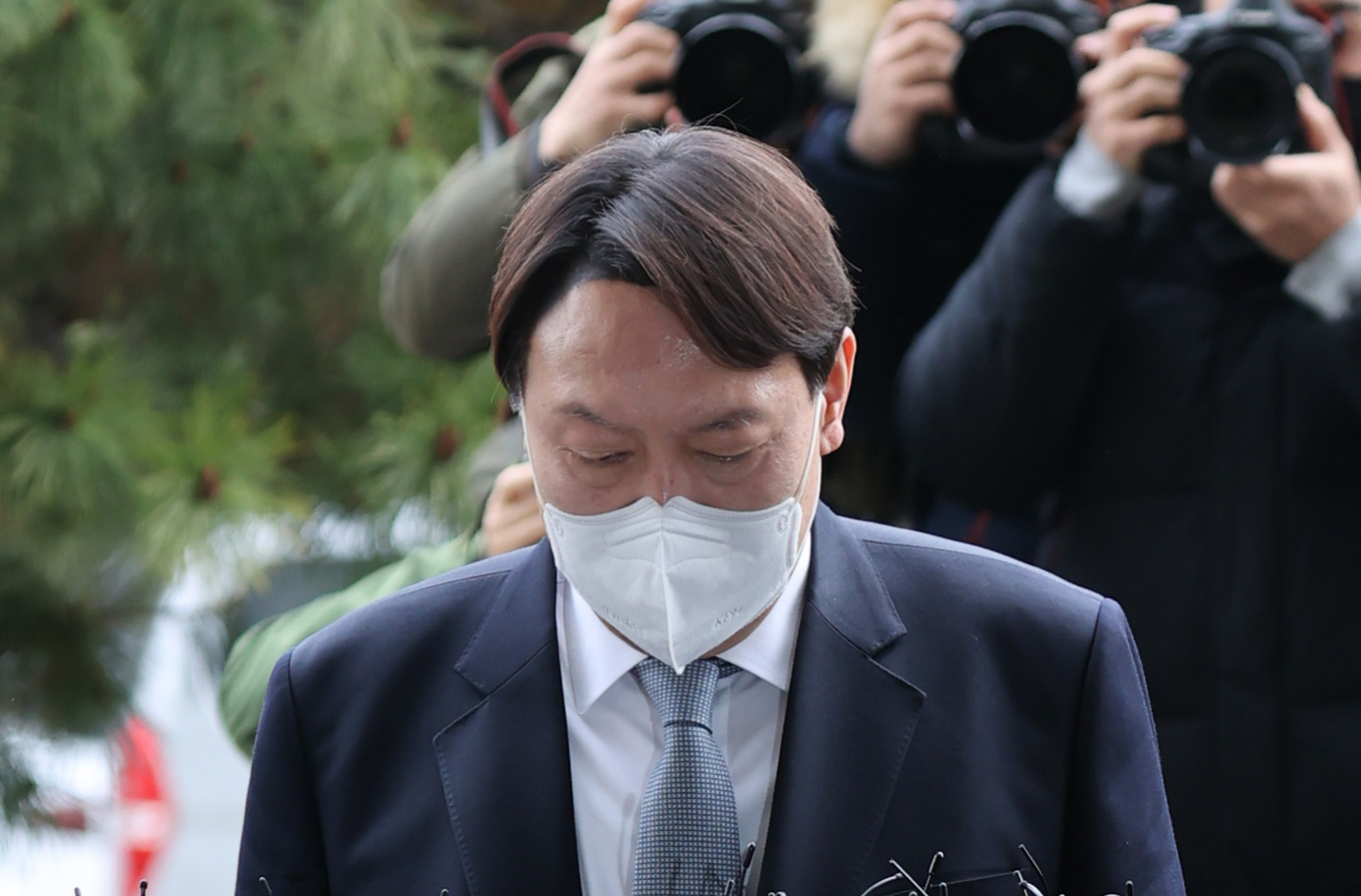 윤석열 전 검찰총장이 지난 3월 4일 서울 서초구 대검찰청에 출근해 자신의 거취 관련 입장을 밝힌 뒤 고개를 숙여 인사하고 있다. [연합]