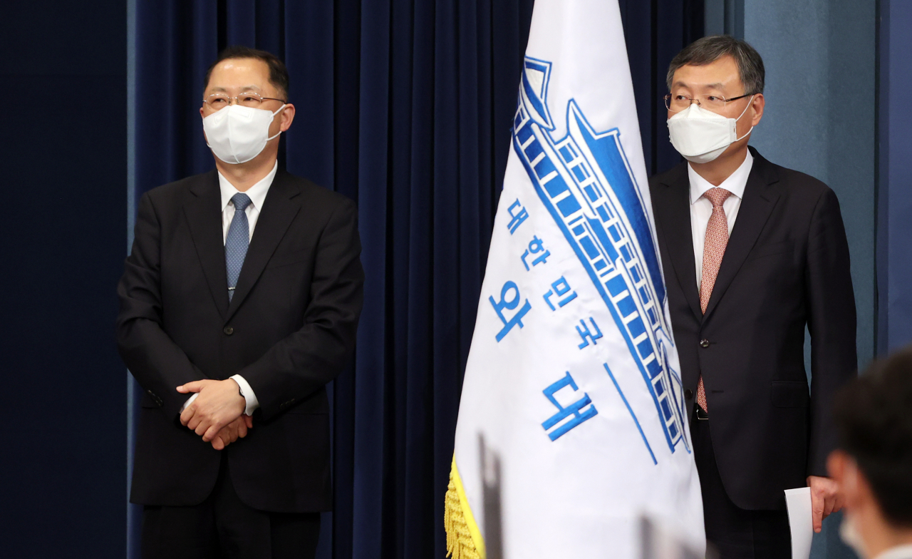 4일 임명된 김진국 대통령비서실 민정수석비서관(왼쪽)이 청와대 춘추관에서 인사말을 하기 위해 전임 신현수 수석과 대기하고 있다. [연합]