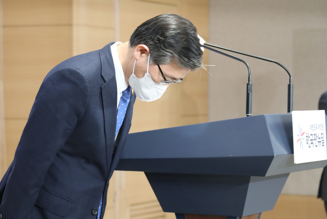 변창흠 국토교통부 장관이 4일 오후 정부서울청사 브리핑실에서 3기 신도시 투기 관련 브리핑을 마친 뒤 인사하고 있다. [연합]