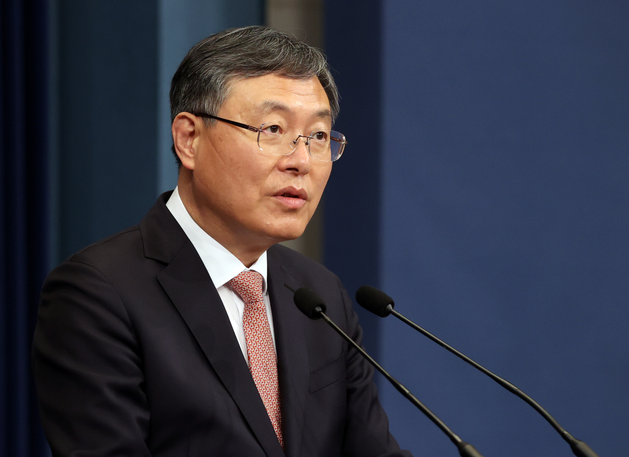 문재인 대통령이 김진국 대통령비서실 민정수석비서관을 임명한 4일 신현수 전임 민정수석이 청와대 춘추관에서 인사말을 하고 있다. [연합]
