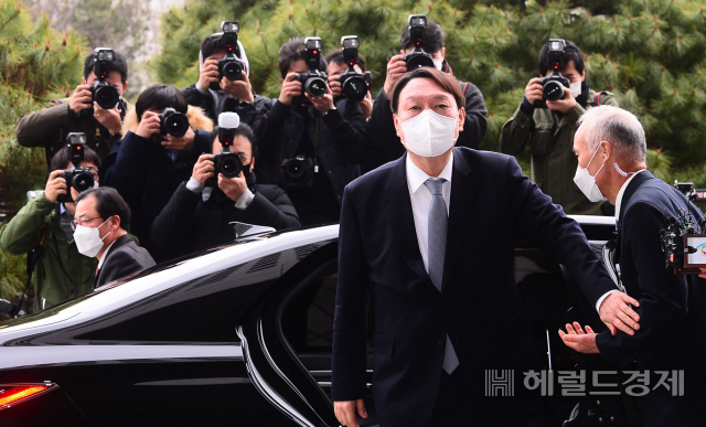 윤석열 검찰총장이 4일 오후 서울 서초구 대검찰청 현관에서 하차하고 있다. 박해묵 기자/mook@