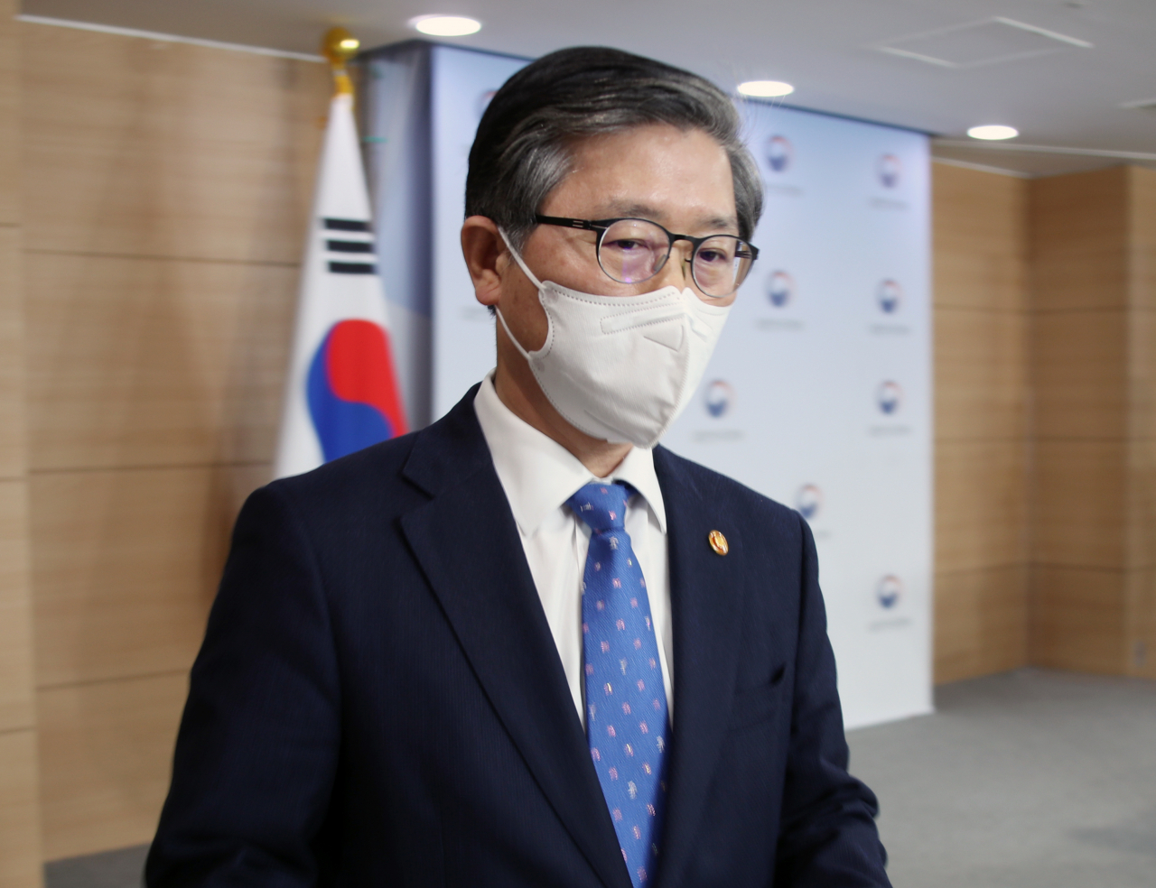 변창흠 국토교통부 장관이 4일 오후 정부서울청사 브리핑실에서 3기 신도시 투기 관련 브리핑을 마친 뒤 자리를 나서고 있다. [연합뉴스]