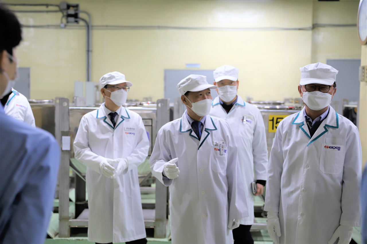 정상봉 사장(가운데)을 비롯한 경영진 안전점검반이 4일 안전점검을 실시했다.[한전원자력연료 제공]