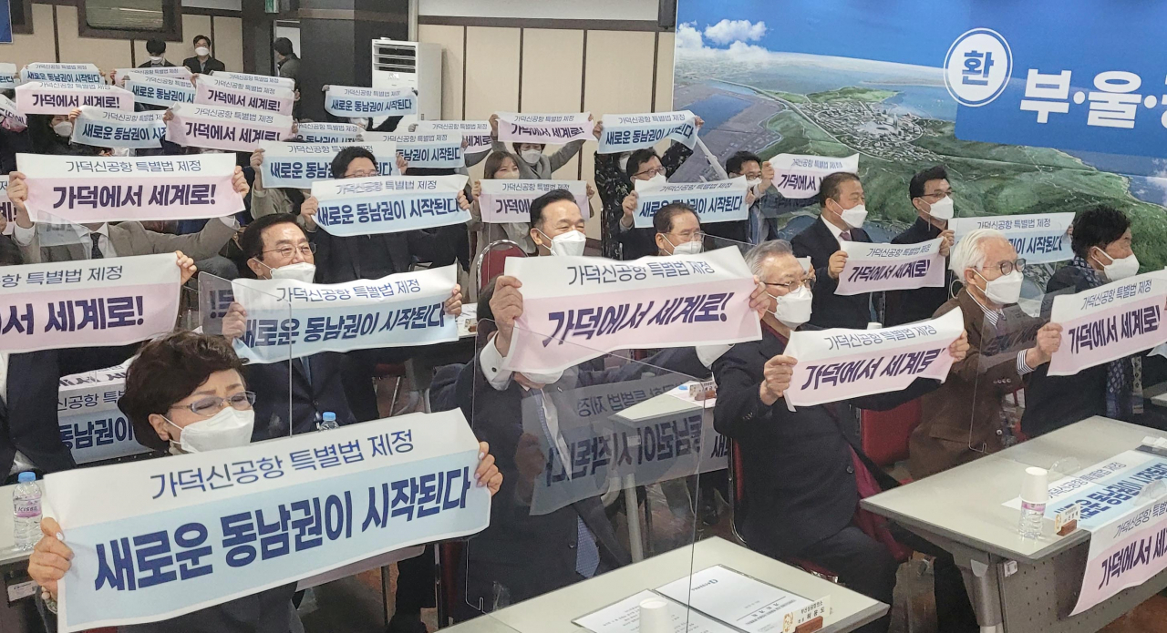 지난달 26일 오후 부산상공회의소 국제회의장에서 부산 상공인과 시민단체 대표 등이 가덕도신공항 건설 특별법안이 국회를 통과하는 장면을 보고 환호하고 있다. [연합]
