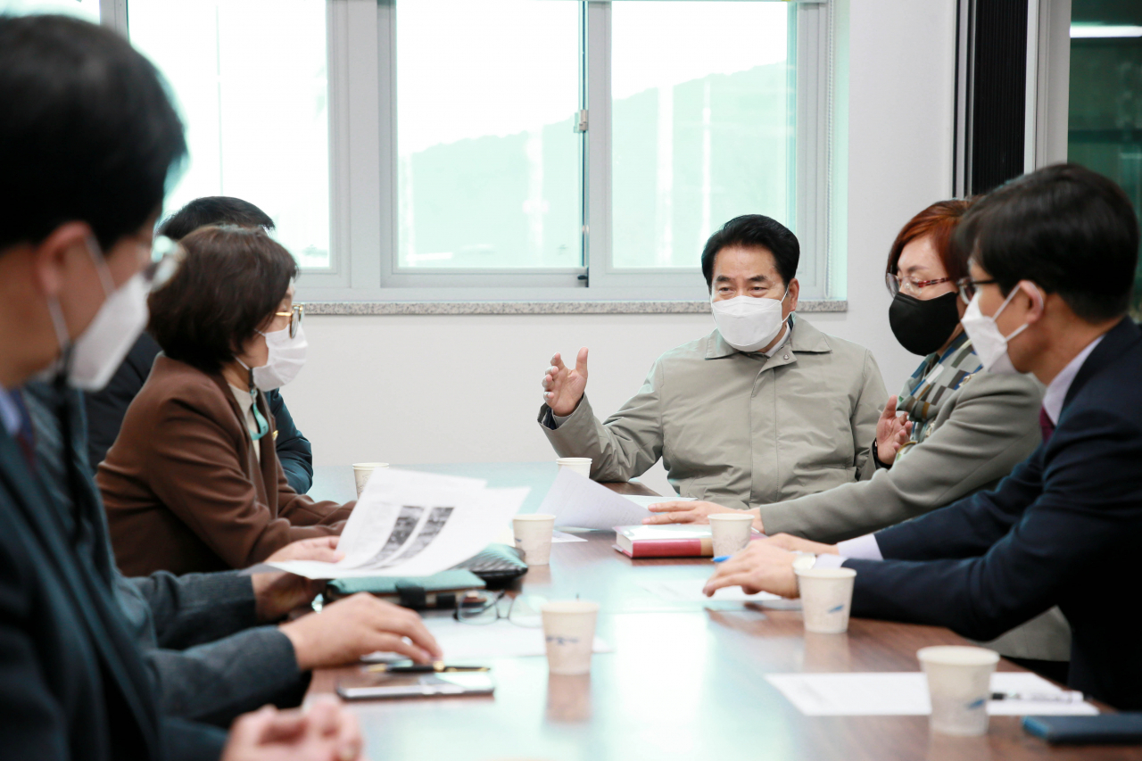 백군기 용인시장이 4일 개교를 앞둔 용인다움학교에 방문해 이야기를 나누고 있다. [용인시 제공]