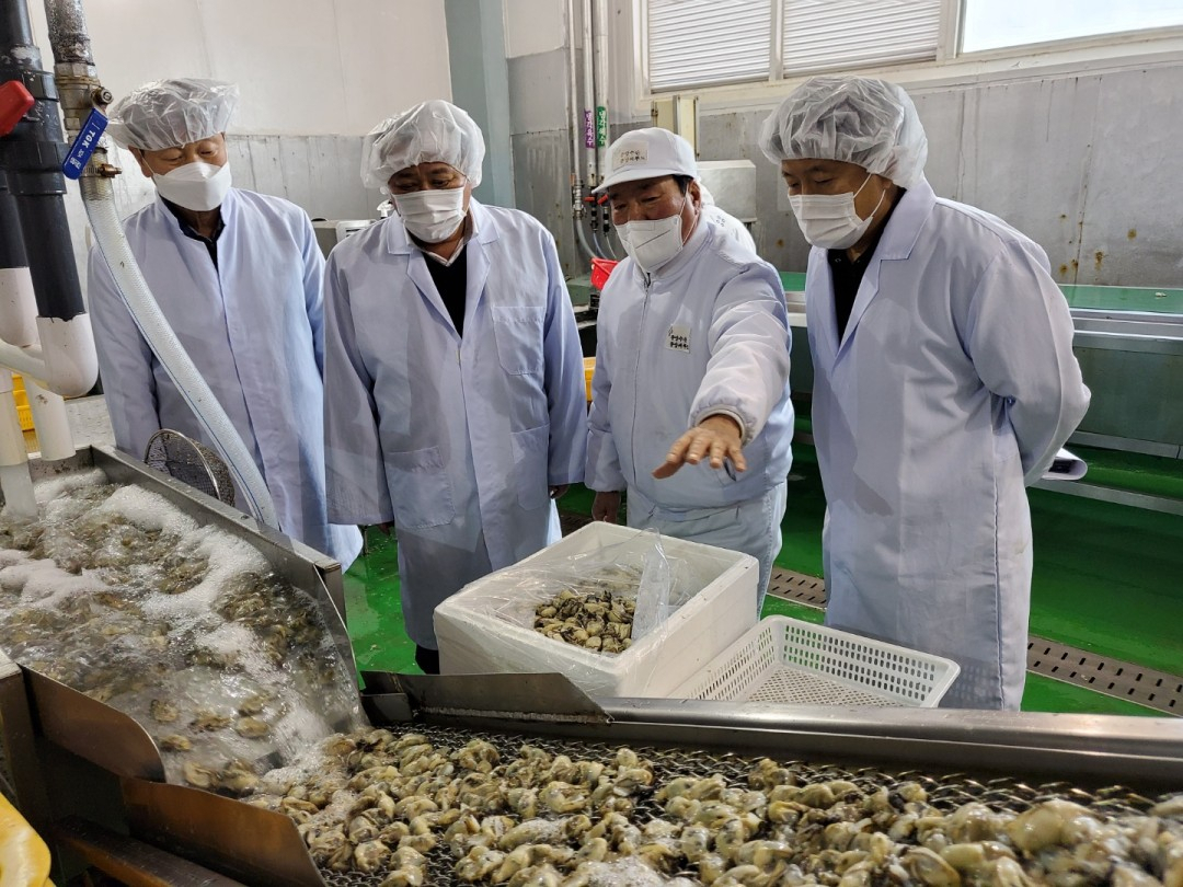 박석배(왼쪽 두번째) 한국농수산식품유통공사(aT) 상임감사가 지난 2일 ‘제2회 현장 청렴소통의 날’을 맞아 경남 통영·거제의 수산물 수출 업체를 방문해 애로사항을 청취하고 있다. ［aT 제공］
