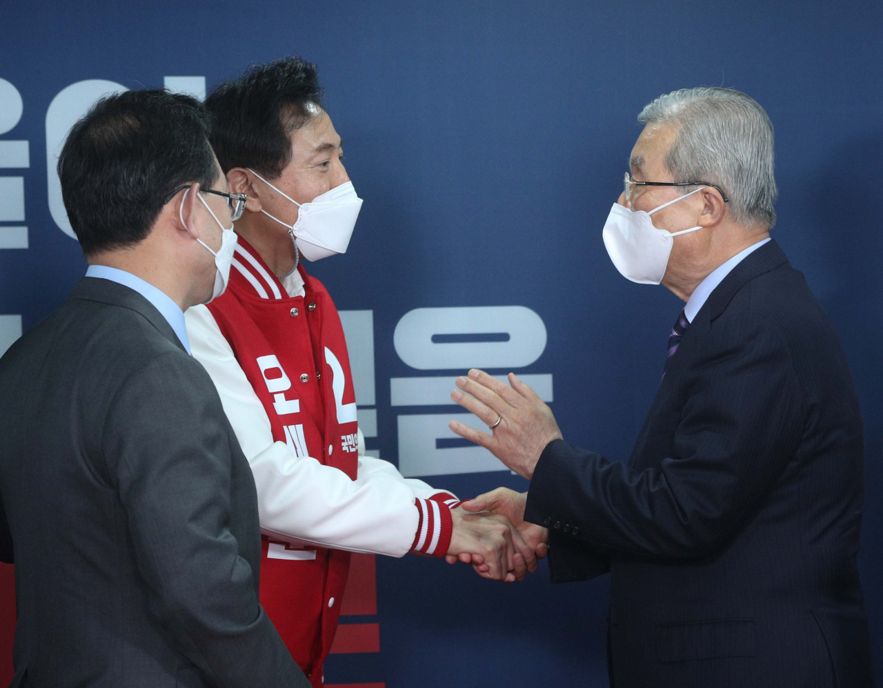 국민의힘 서울시장 후보로 선출된 오세훈 후보가 4일 오전 서울 여의도 국민의힘 중앙당사에서 열린 서울·부산시장 후보 경선 결과 발표회에서 김종인 비상대책위원장, 주호영 원내대표의 축하를 받고 있다. [국회 사진기자단]