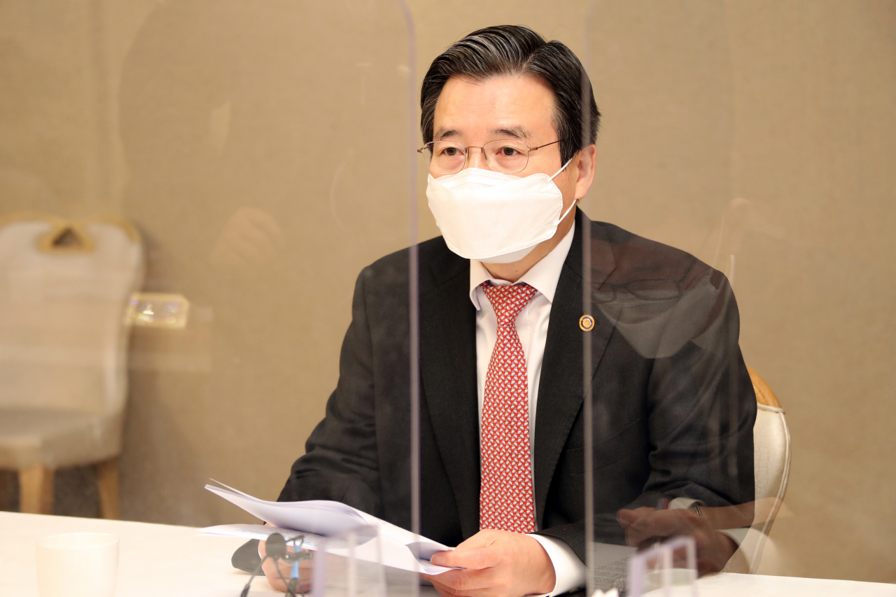 김용범 기획재정부 1차관이 5일 정부서울청사에서 제8차 혁신성장 전략점검회의를 주재하고 있다. 김 차관은 “백신효과에 따른 총수요 압력까지 고려할 때 인플레이션 우려를 간과해서는 안 될 것”이라고 말했다. 이날 회의는 정책점검회의와 한국판뉴딜점검 TF, 제4차 물가관계차관회의를 겸해 열렸다. [연합]