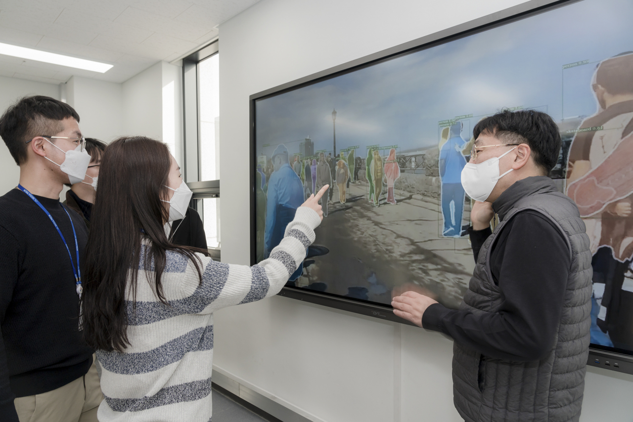 서울과학기술대 인공지능응용학과 학생들이 정보통신기술(ICT)을 활용한 응용기술 실습에 참여하고 있다. [KT 제공]