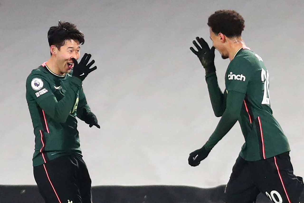 4일(현지시간) 영국 런던의 크레이븐 코티지에서 열린 잉글랜드 프로축구 프리미어리그(EPL) 토트넘 홋스퍼 대 풀럼의 경기에서 토트넘의 손흥민(왼쪽·29)과 델리 알리(오른쪽·25)가 득점 후 세리머니를 하고 있다. 손흥민과 델리 알리는 이날 콤비 플레이로 상대의 자책골을 유도해 팀의 1-0 승리를 이끌었다. [연합]
