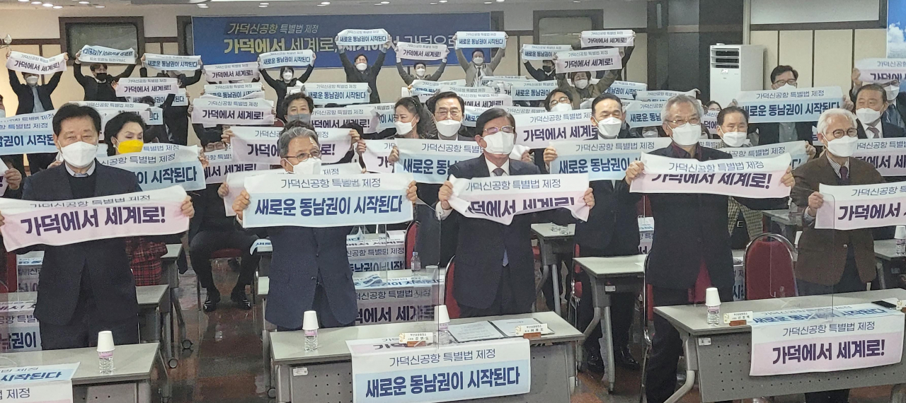 지난달 26일 오후 부산상공회의소 국제회의장에서 부산 상공인과 시민단체 대표 등이 ‘가덕도신공항 건설 특별법안’이 국회를 통과하는 장면을 보고 환호하고 있다. 해당 법안에는 예비타당성 조사 면제 등의 내용이 담겼다. 오는 17일에는 국회 기획재정위원회에서 예타 공청회가 열린다. 기획재정부가 담당하는 예타 권한 자체를 분산시키는 것이 주요 논쟁지점이다. [연합]