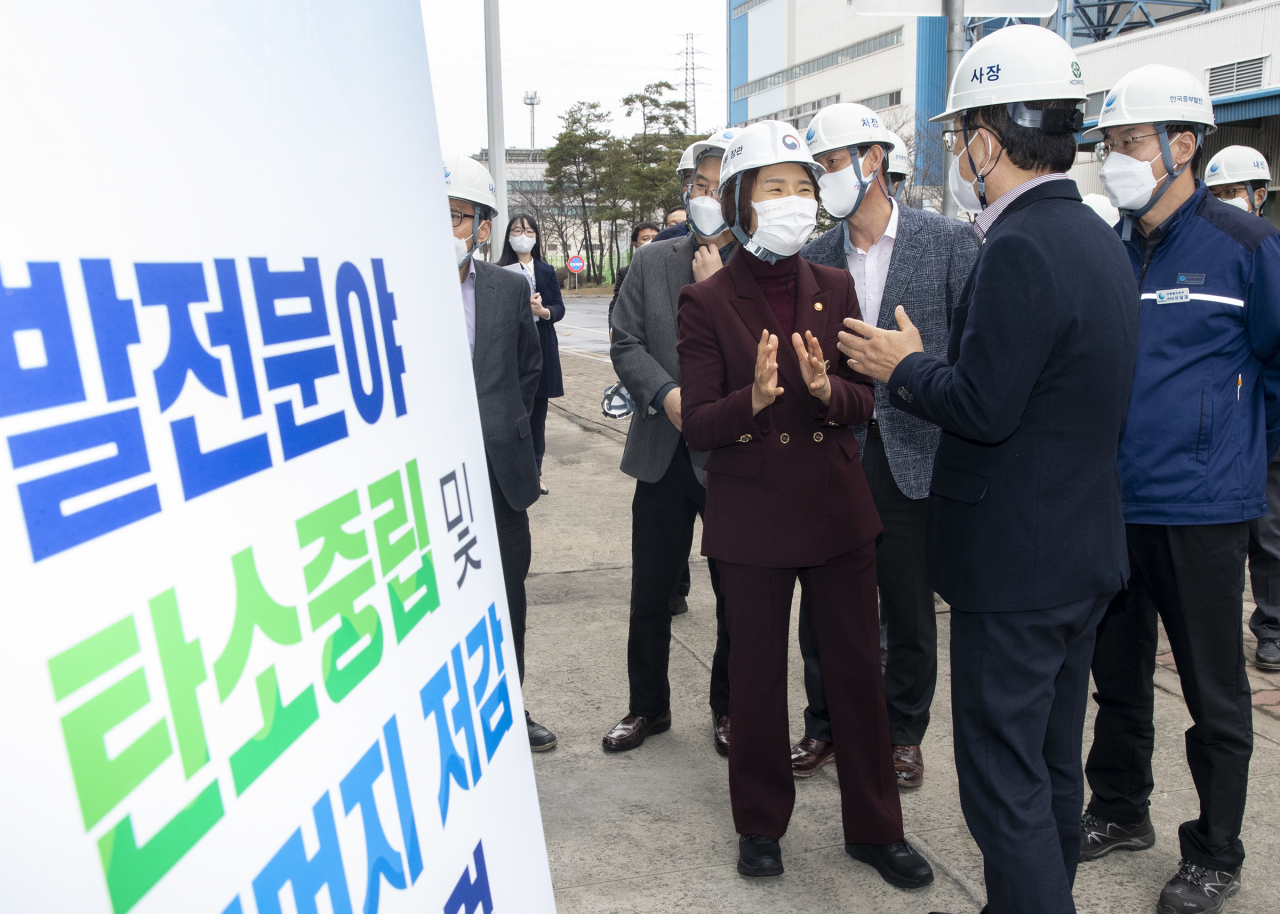 한정애 환경부 장관이 지난 4일 온실가스 및 미세먼지 핵심 배출원 중 하나인 한국중부발전 보령화력발전소를 방문해 3월 고농도 미세먼지 발생에 대비한 미세먼지 관리실태를 점검하고, 아울러 ‘이산화탄소 포집·활용(CCUS)’ 현장을 둘러봤다. 한 장관은 미세먼지 감축 및 탄소중립 이행상황을 점검한 뒤 관계자들에게 “탄소중립 달성을 위해 노력해 달라"고 거듭 당부했다. [환경부 제공]
